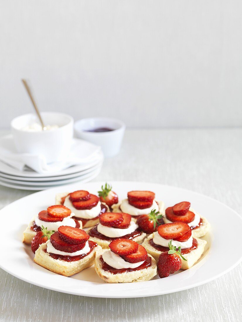 Scones mit Erdbeerkonfitüre, clotted cream, frische Erdbeeren