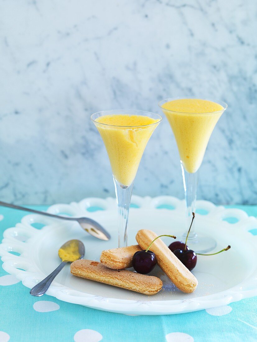 Zabaglione mit Löffelbiskuit und Kirschen