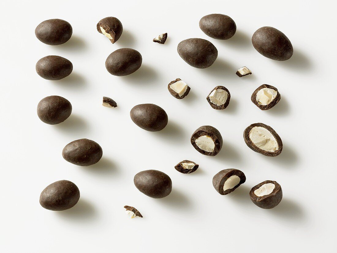 Chocolate-coated almonds