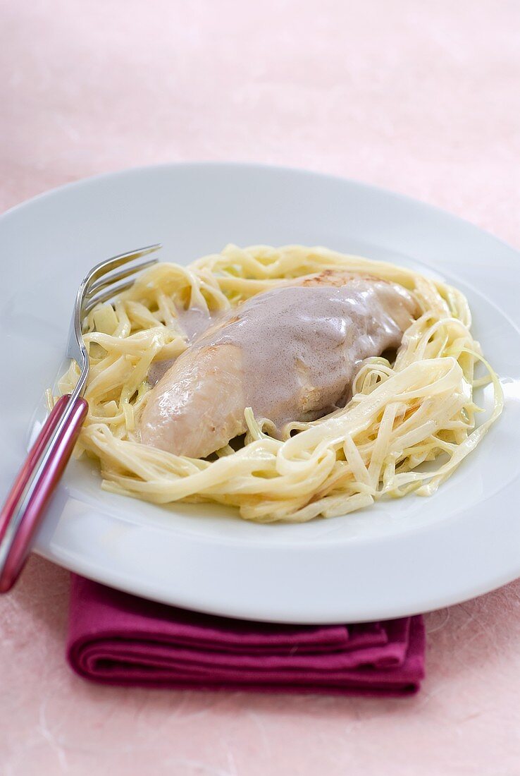 Putenbrust mit Portwein-Sahnesauce auf Nudeln