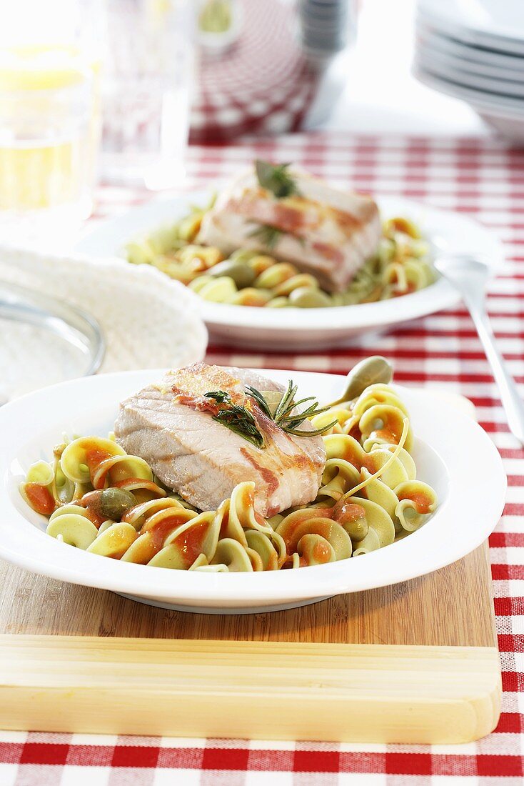 Gebratener Thunfisch im Speckmantel auf Nudeln, Tomatensauce