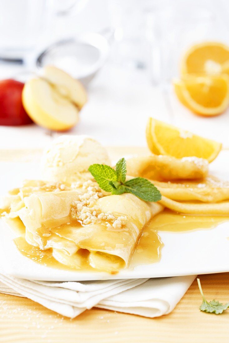 Crepes mit Äpfeln, Orangensauce und Mandeln