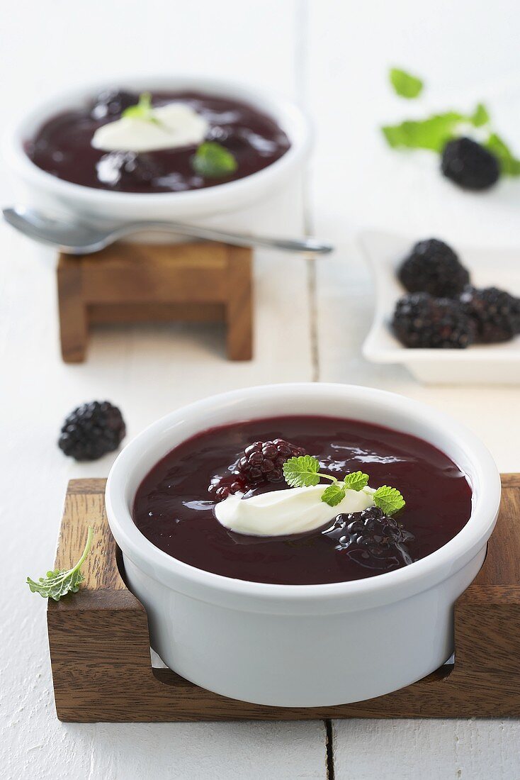 Brombeersuppe mit Sahne und Minze