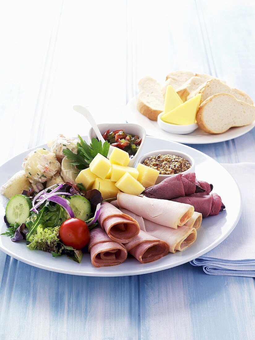 Schinkenplatte mit Käse und Salat