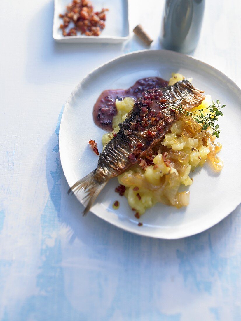 Fried herring fillets with red wine sauce & crushed potatoes