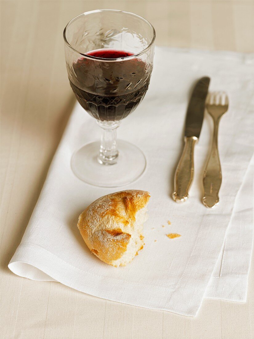 Halbes Brötchen mit Wein