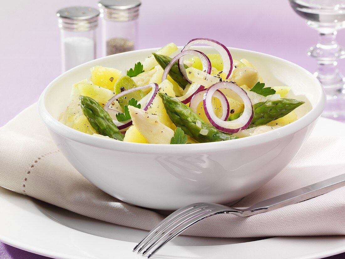Lukewarm vegetable salad with green asparagus