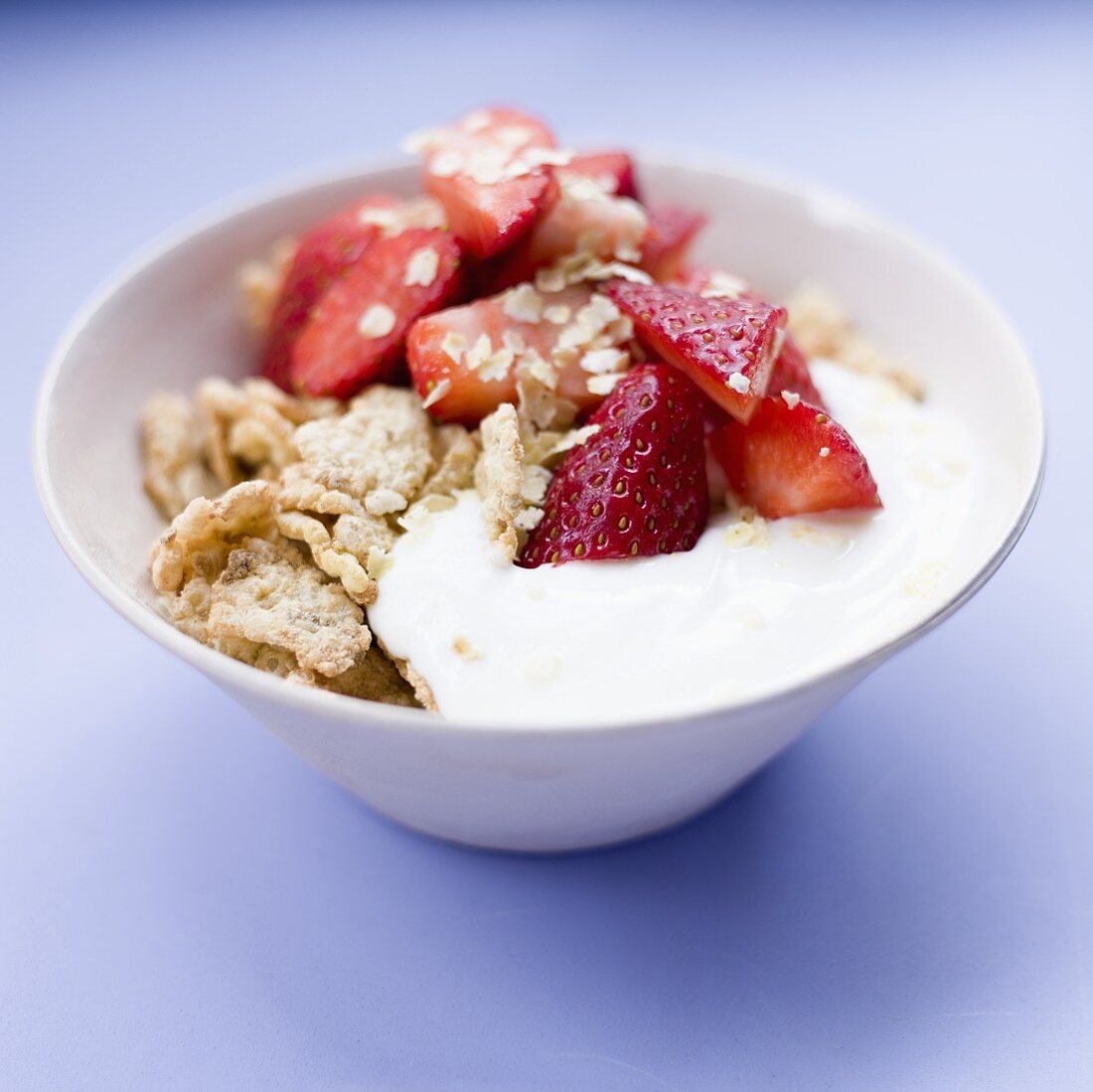 Müsli mit Joghurt und frischen Erdbeeren