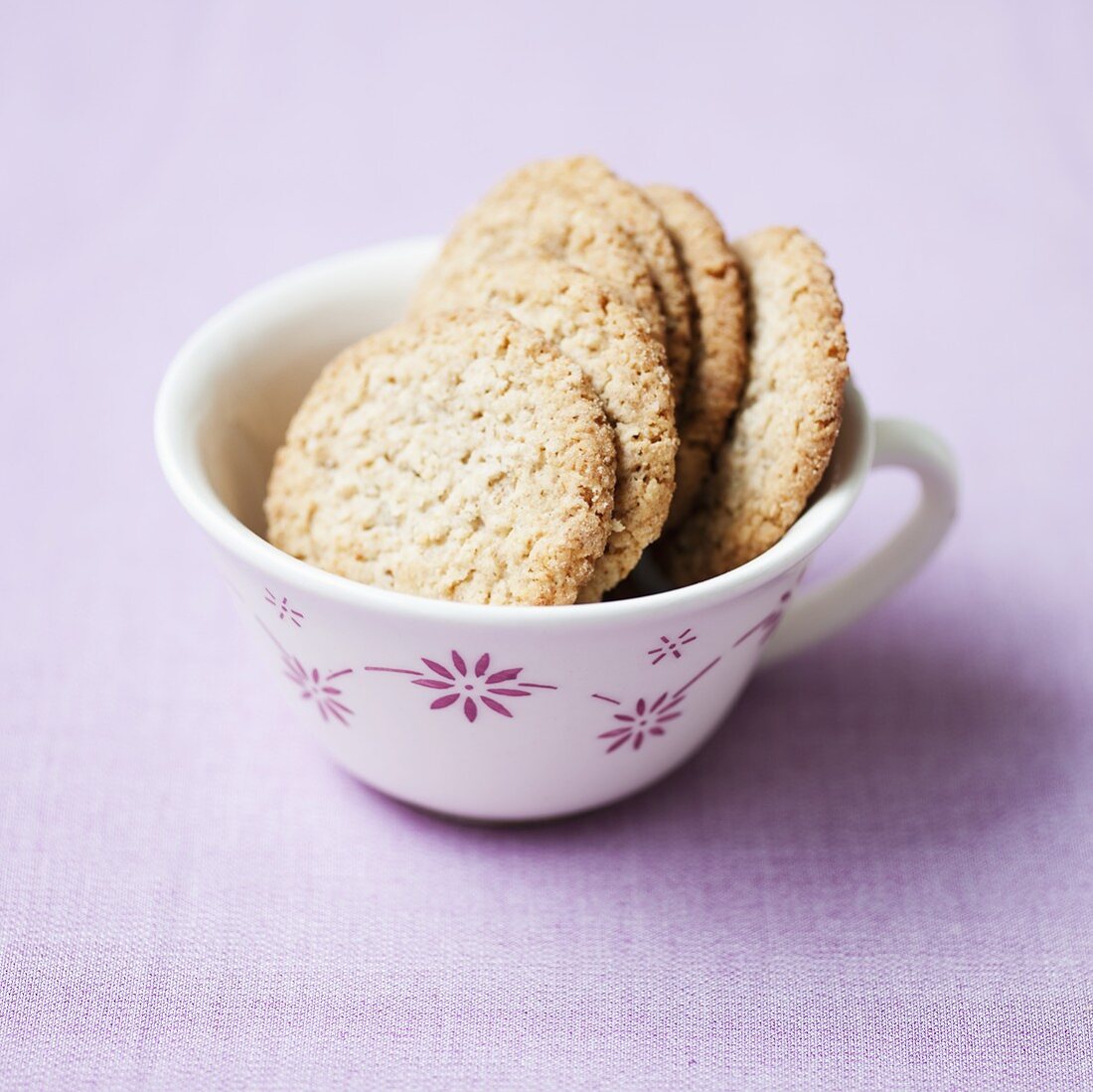 Hafer-Nuss-Plätzchen in der Tasse