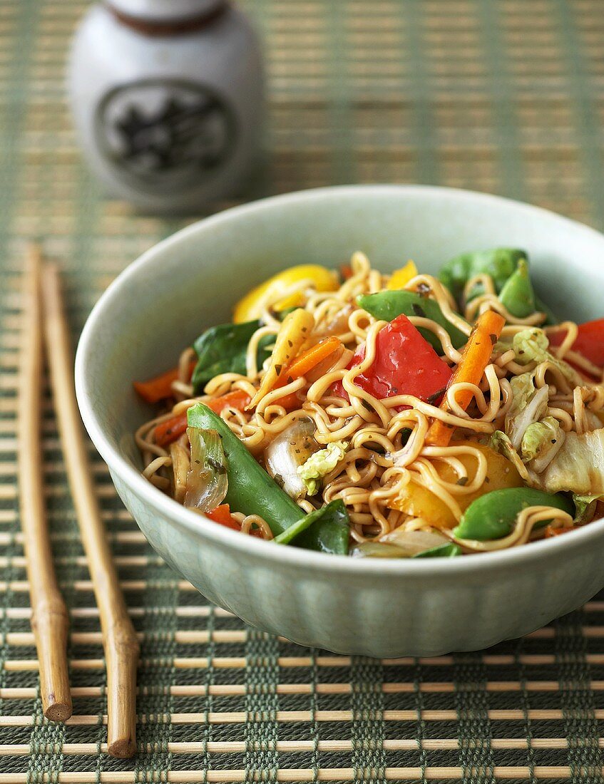 Chow mein (Egg noodles with chicken and vegetables, China)