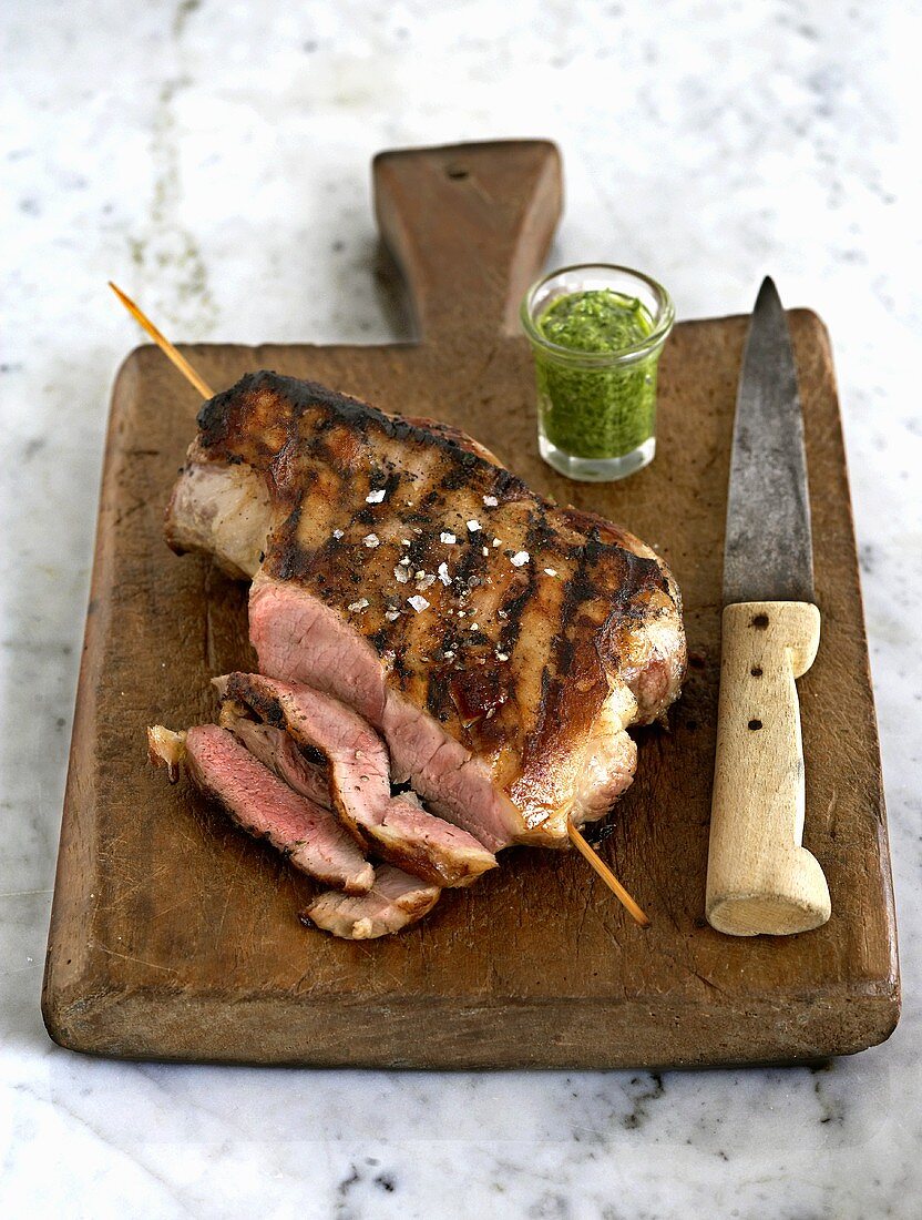 Gegrilltes Lammfleisch auf Holzbrett