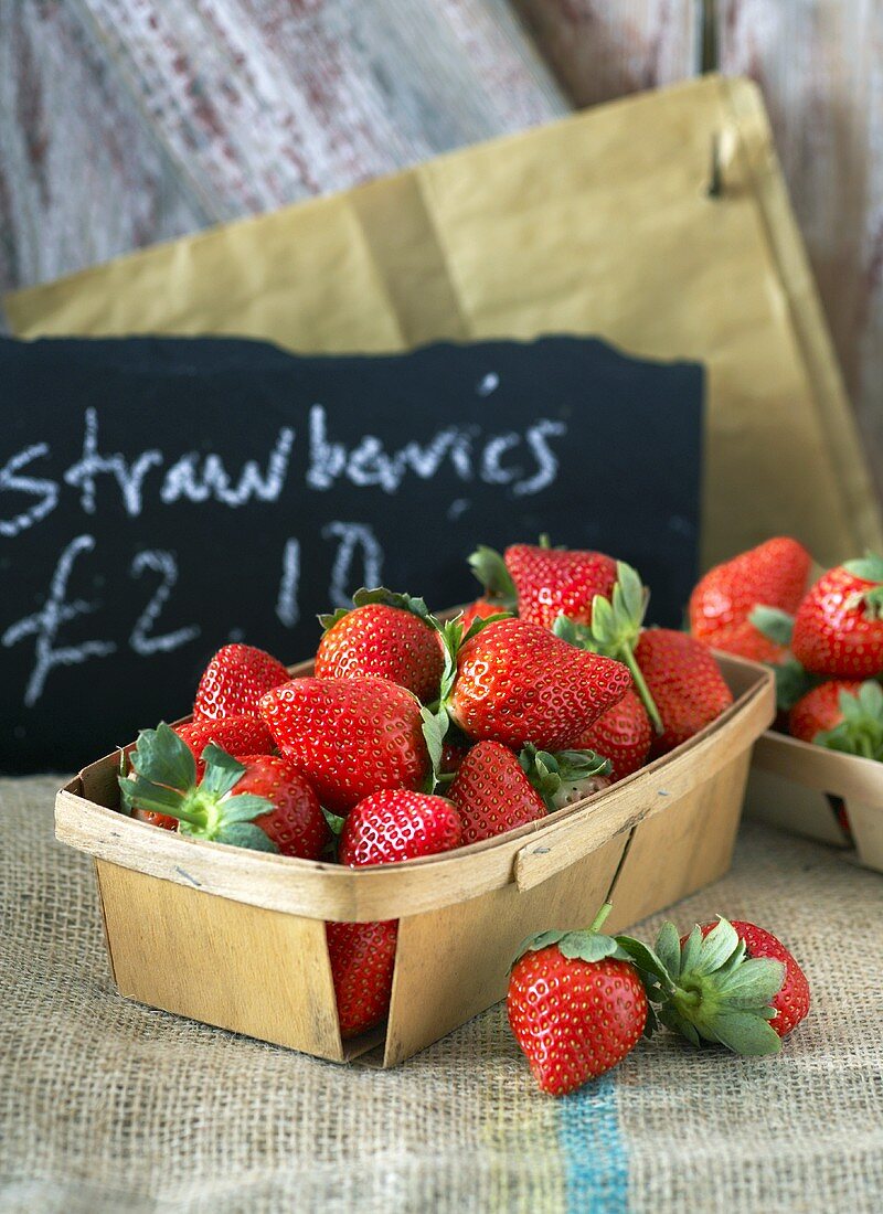 Frische Erdbeeren in Spankörbchen