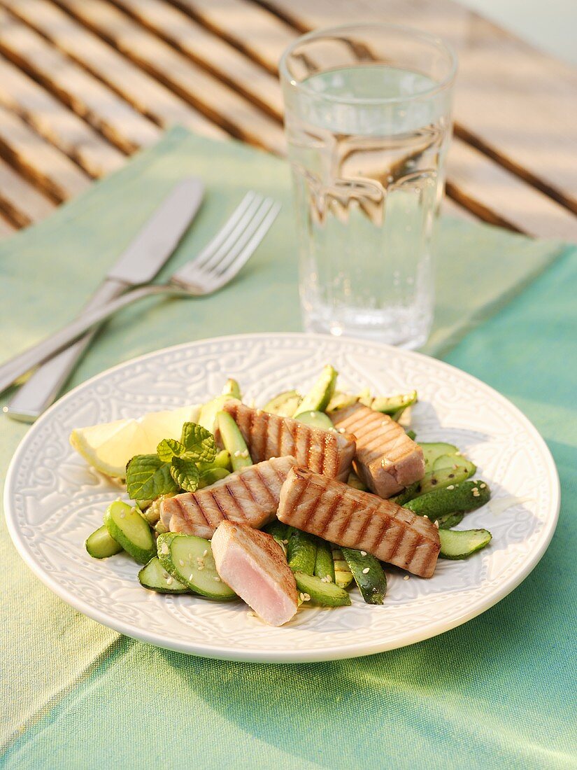 Gegrillter Thunfisch mit Gurkengemüse