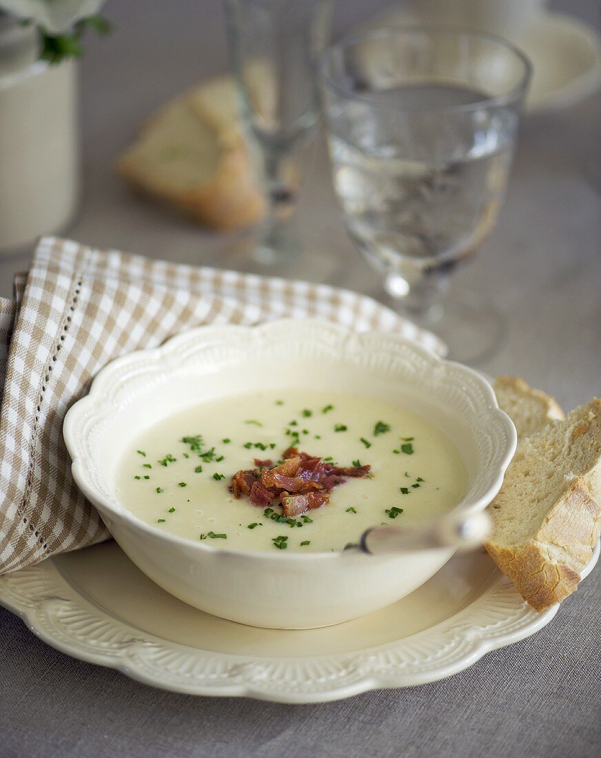 Kartoffelcremesuppe mit knusprigem Speck