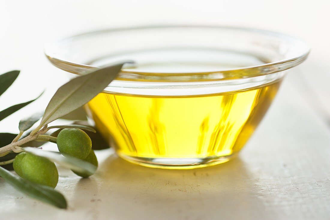 Ein Glasschälchen mit Olivenöl