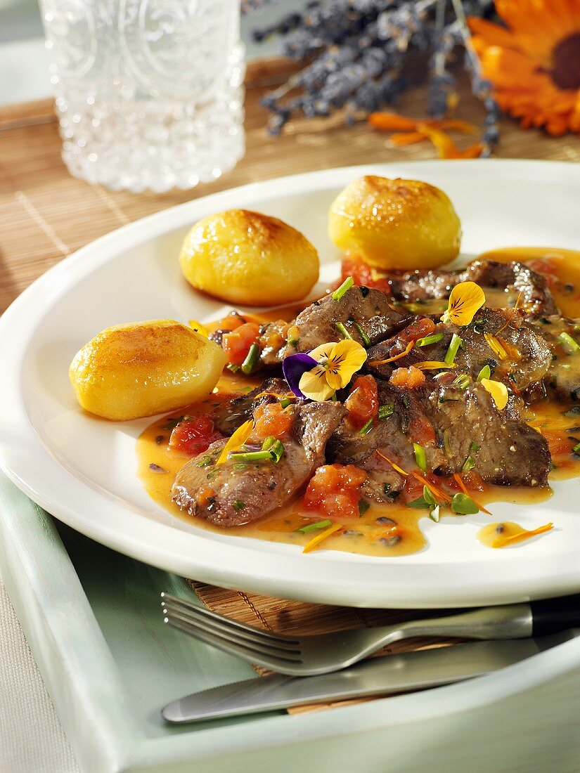 Lammgeschnetzeltes mit Essblüten und Bratkartoffeln