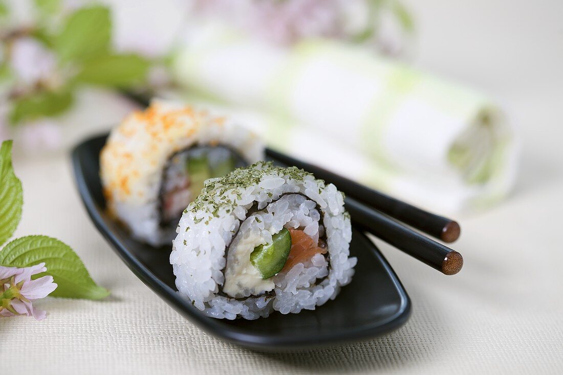 Sushi mit Spargel, Lachs und Nori-Algen (Japan)