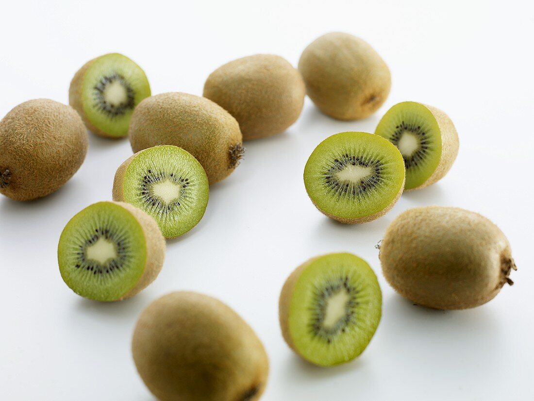 Mehrere Kiwis, ganz und halbiert