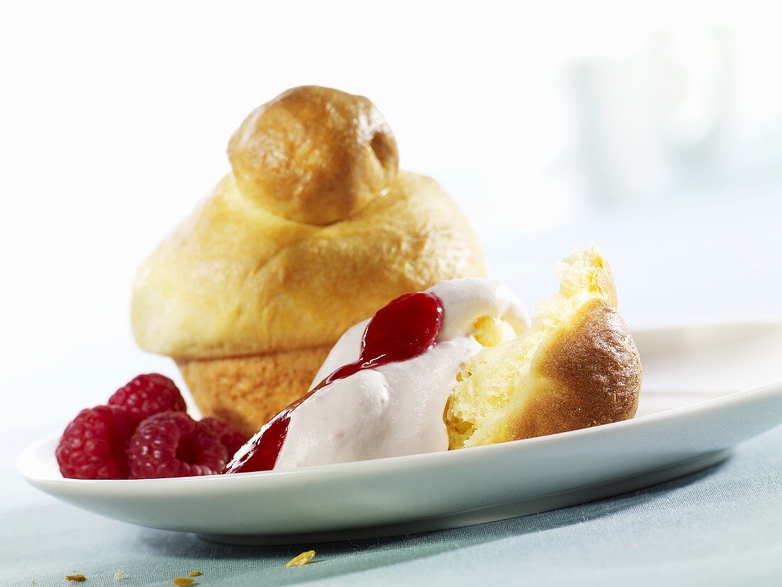 Brioches with raspberries and cream