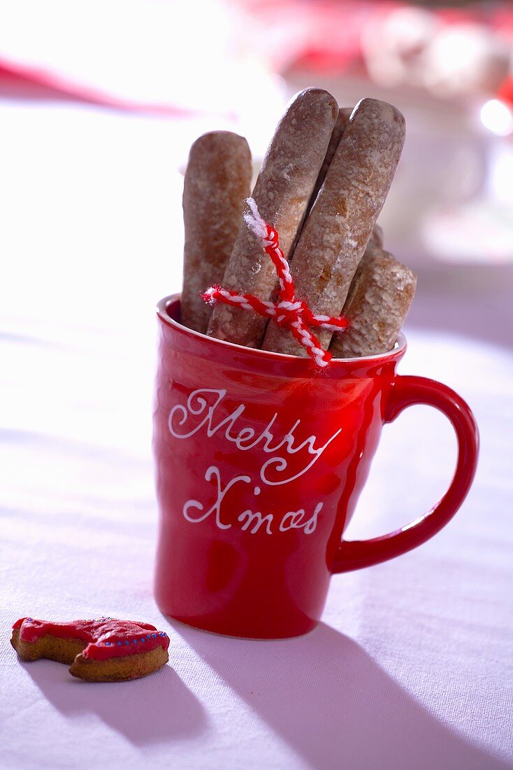 Keks-Sticks in einer Weihnachts-Tasse