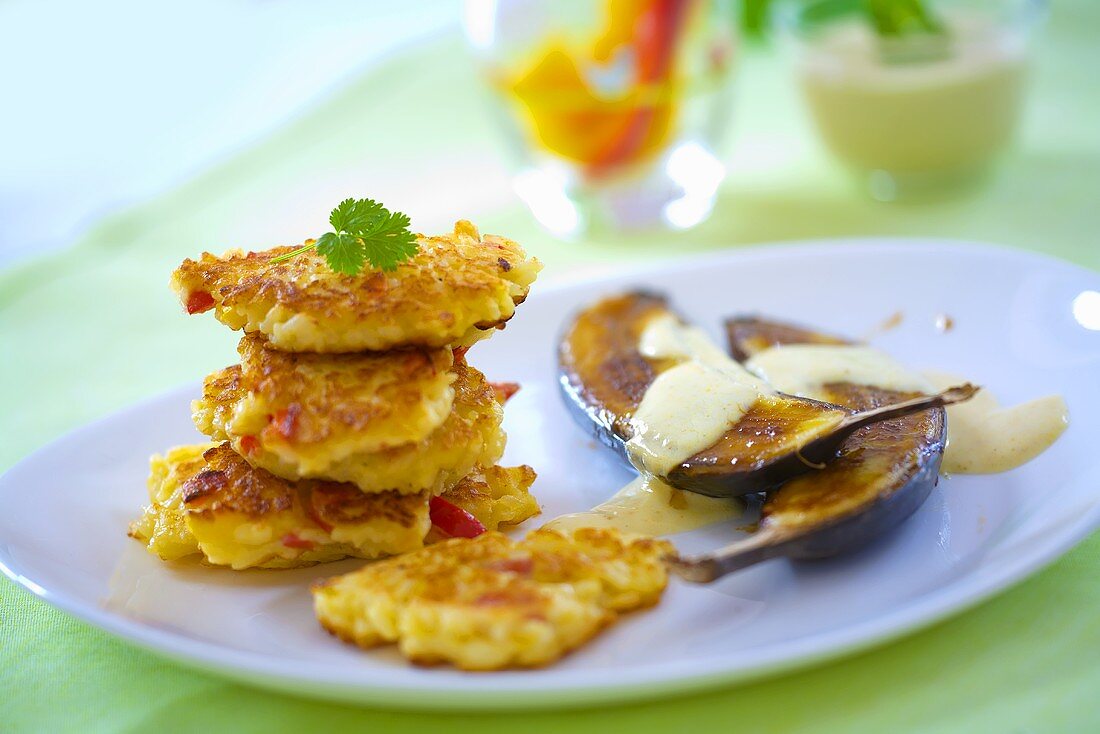 Gebratene Aubergine mit Joghurtsauce und Gemüsepuffer