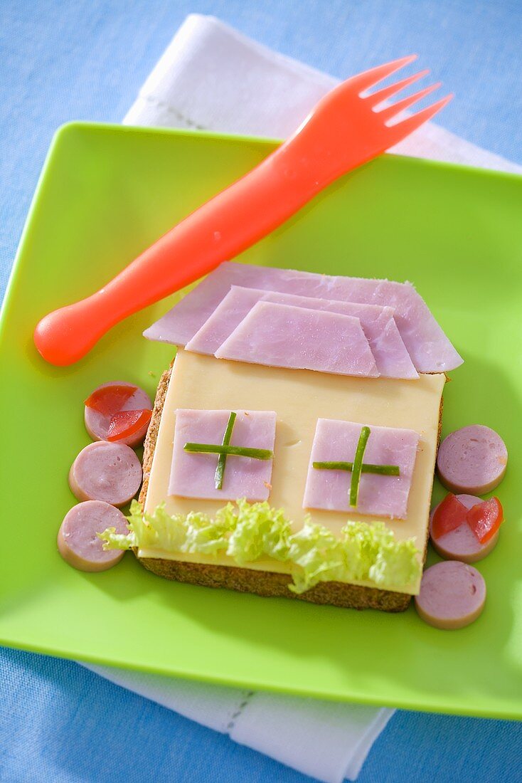 Sandwich mit Käse und Schinken wie ein Haus belegt