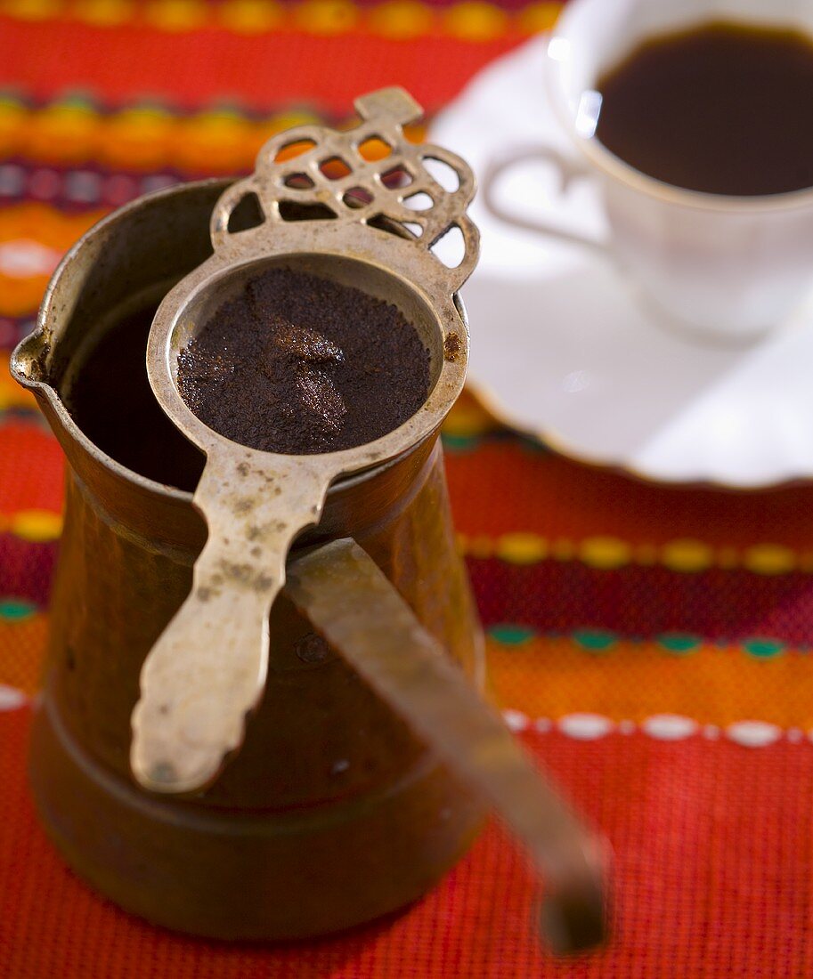Türkischer Kaffee mit Kännchen und Sieb