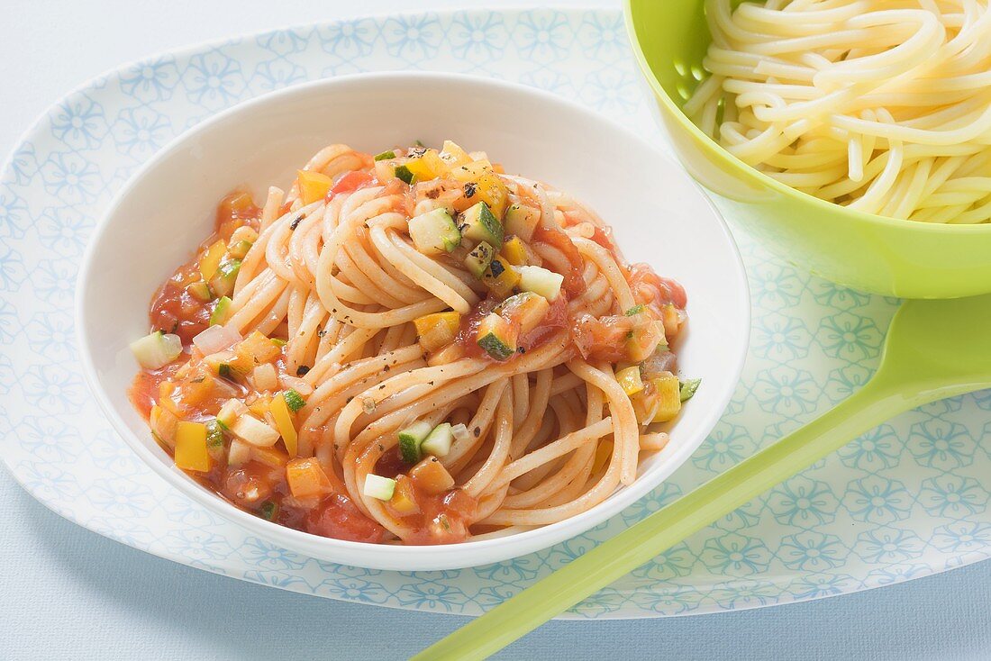 Spaghetti mit bunter Gemüsesauce