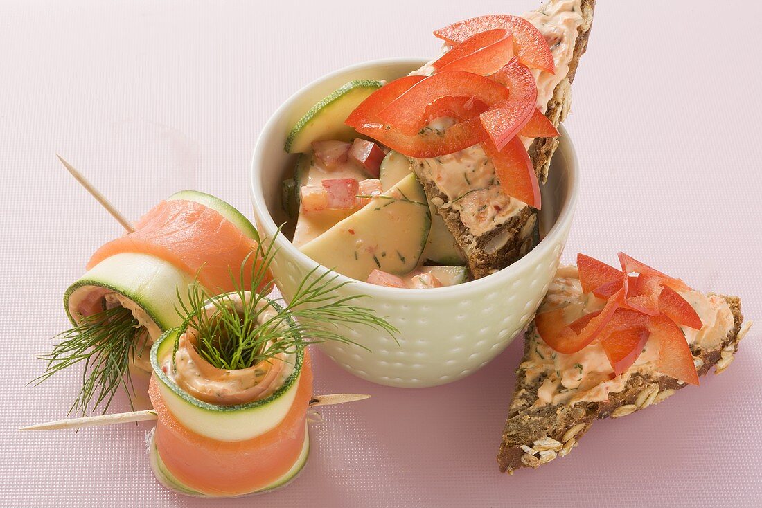 Lachsröllchen auf Zucchini-Paprika-Salat