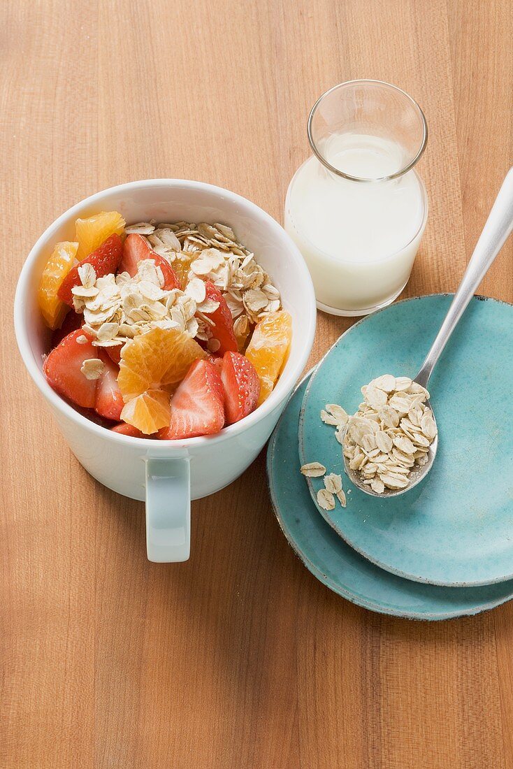 Rotes Beeren-Müsli in der Tasse