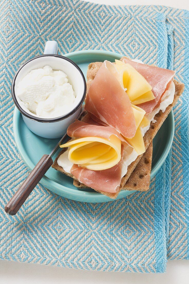 Ham and mango slices on crispbread