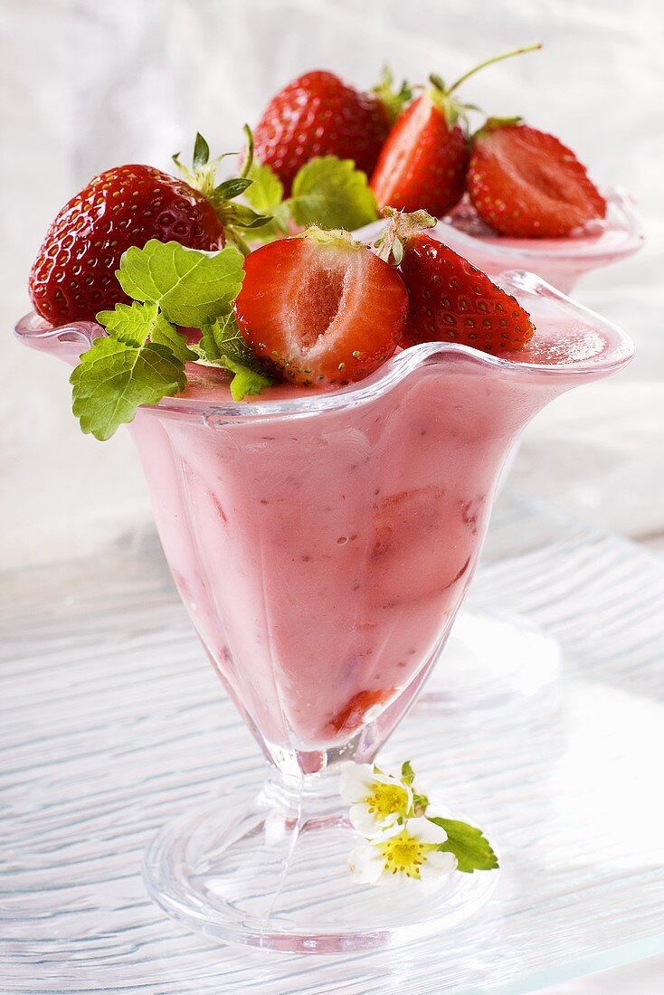 Strawberry yoghurt with fresh strawberries