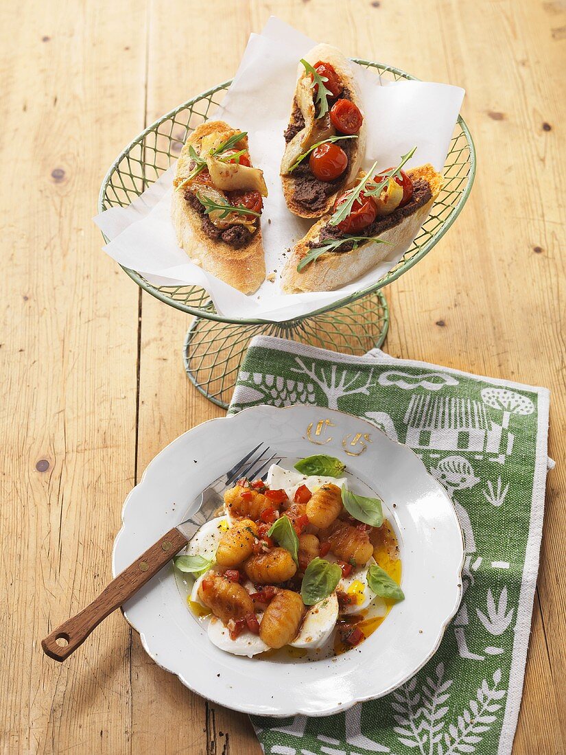 Ciabatta mit Olivencreme, Artischocken und Tomaten & Gnocchisalat mit Mozzarella