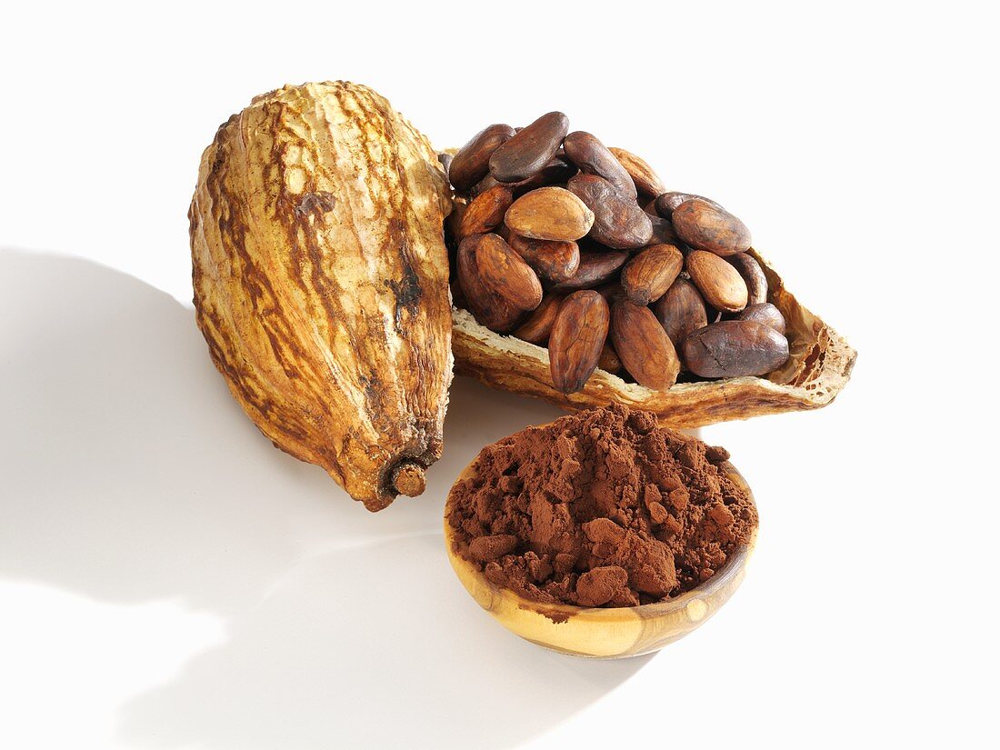 Kakaopulver und Kakaobohnen in Kakaoschale