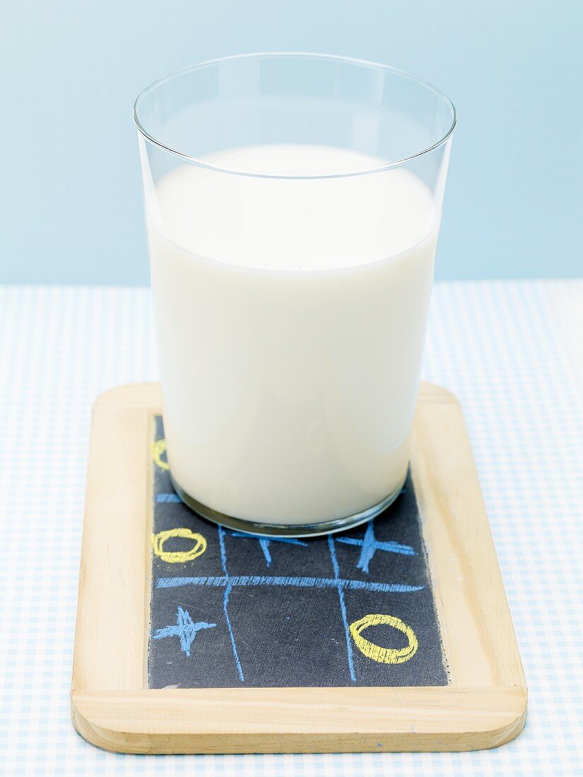 Glas Milch auf Schiefertafel