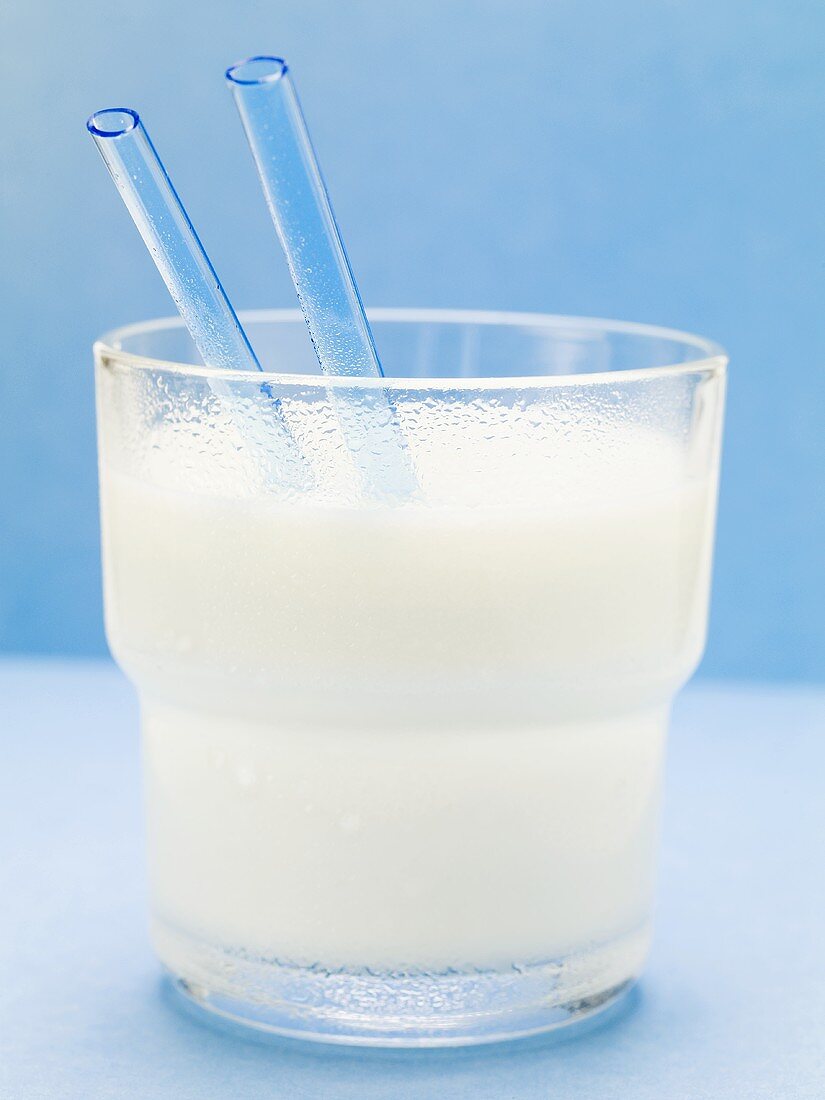 Milchglas mit blauen Strohhalmen