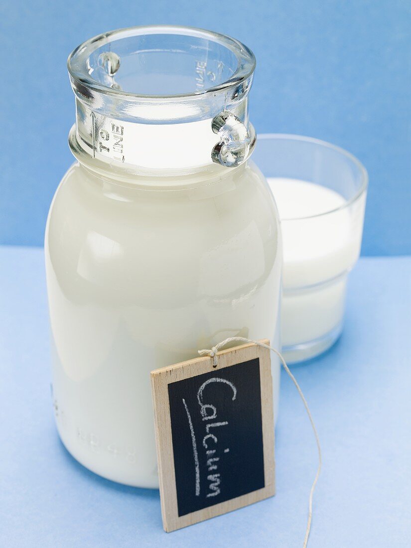 Milch und Tafel mit Schrift Calcium