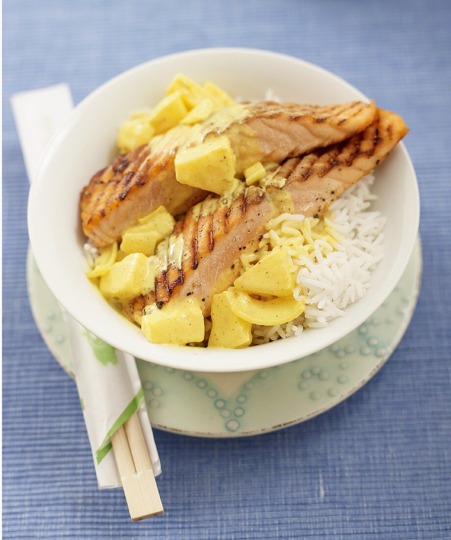 Gegrillte Lachsfilets mit Ananas und Reis