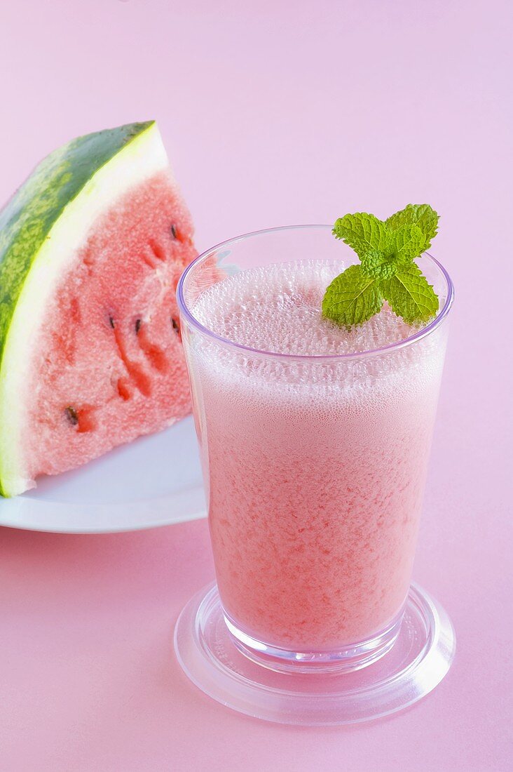 Ein Glas Wassermelonen-Smoothie