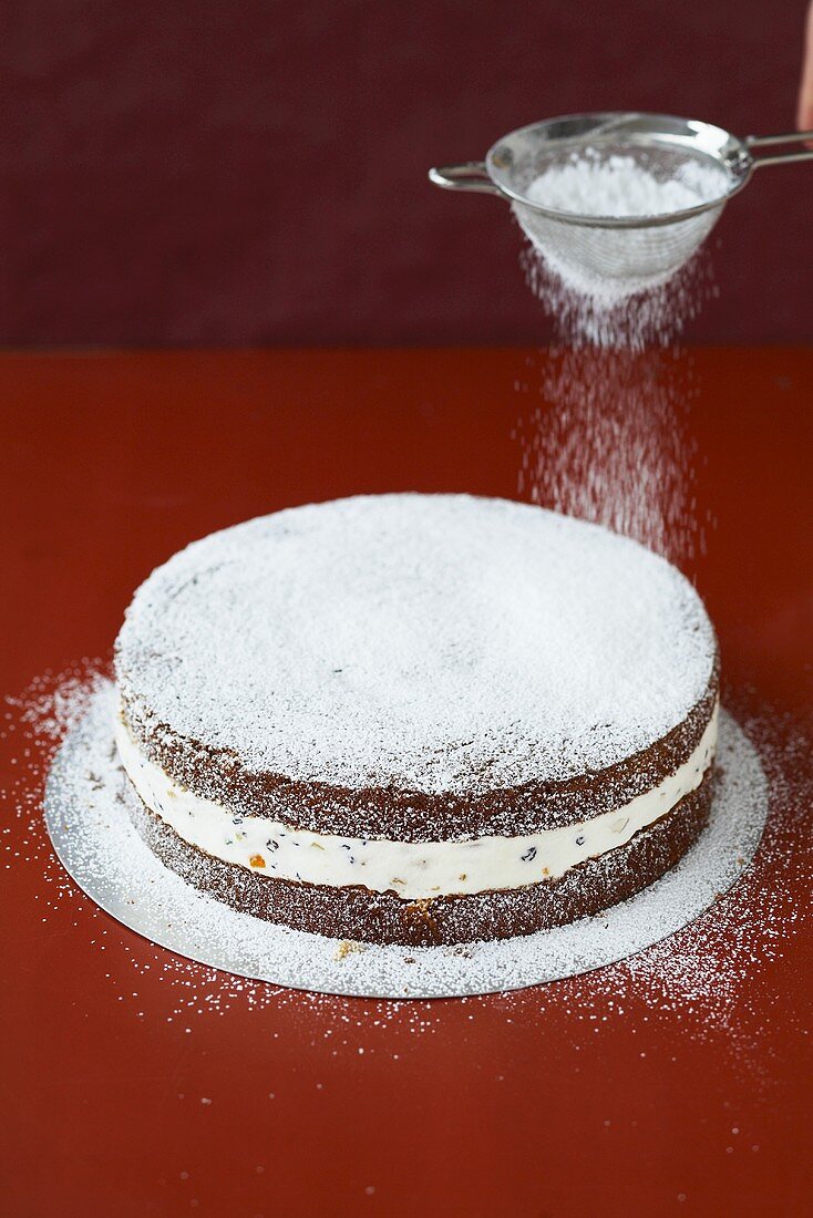 Kuchen mit Puderzucker bestäuben