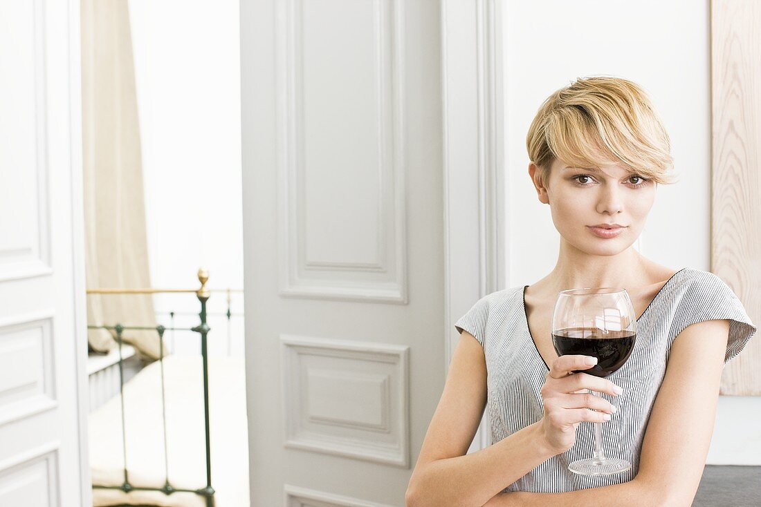 Junge Frau mit einem Glas Rotwein