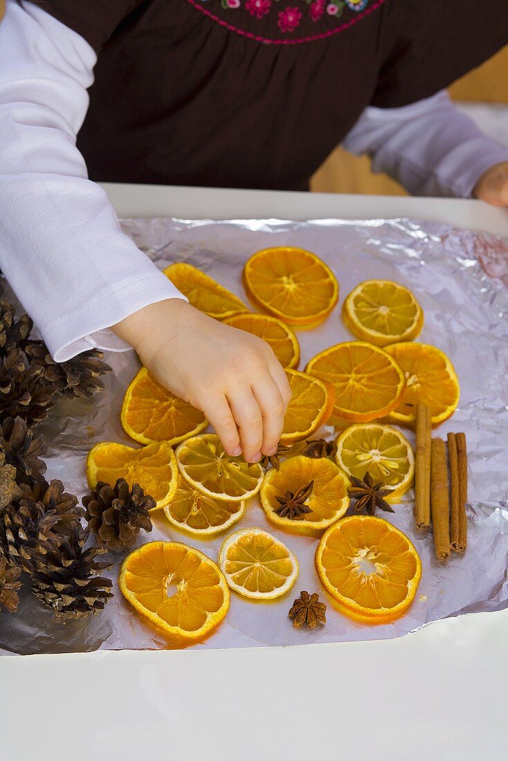 Weihnachts-Potpourri mit getrockneten Orangenscheiben etc.