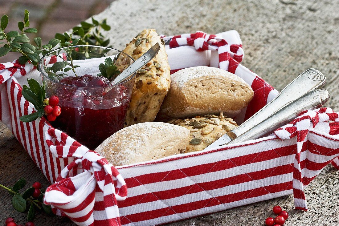 Brötchen mit Preiselbeermarmelade im Korb