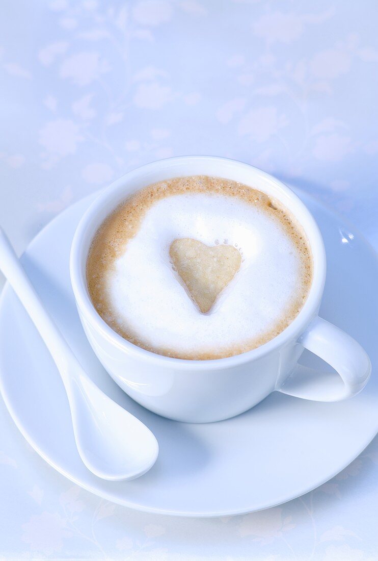 Cappuccino mit Herzkeks