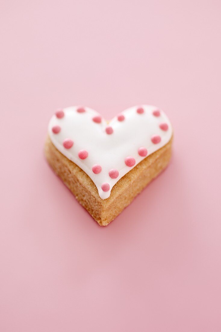 Herzförmiger Keks mit Zuckerglasur
