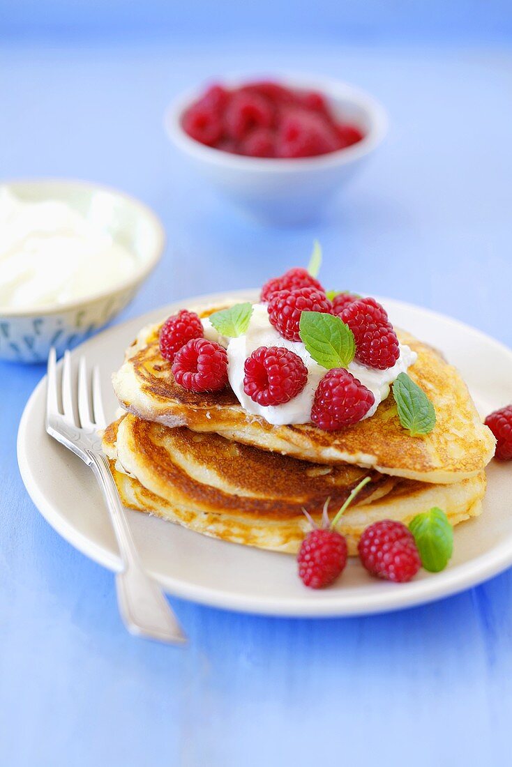 Pancakes with raspberries and yoghurt