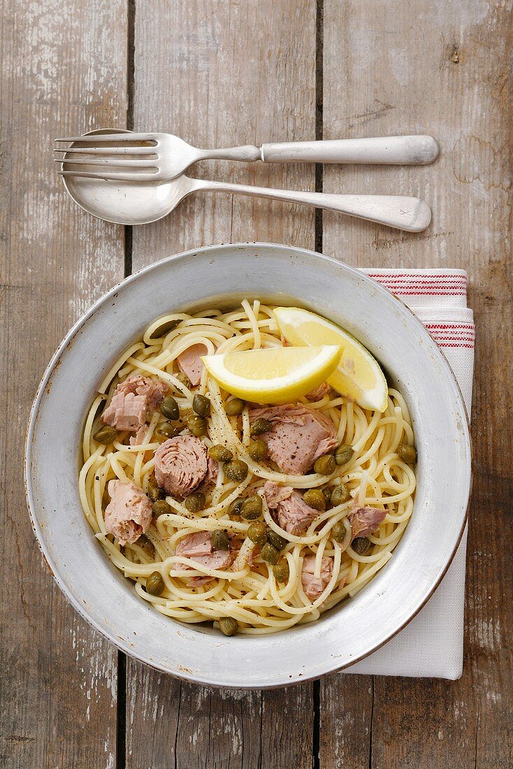 Spaghetti mit Thunfisch, Kapern und Zitronen-Olivensauce