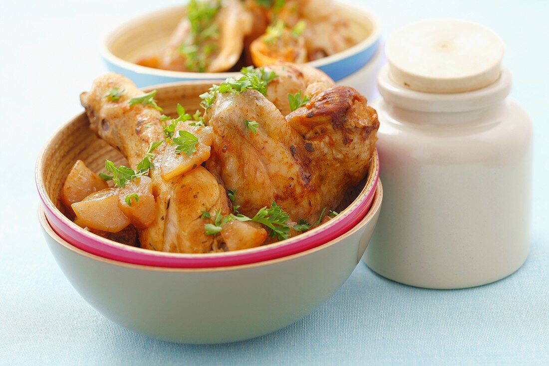 Chicken pieces with apple and parsley