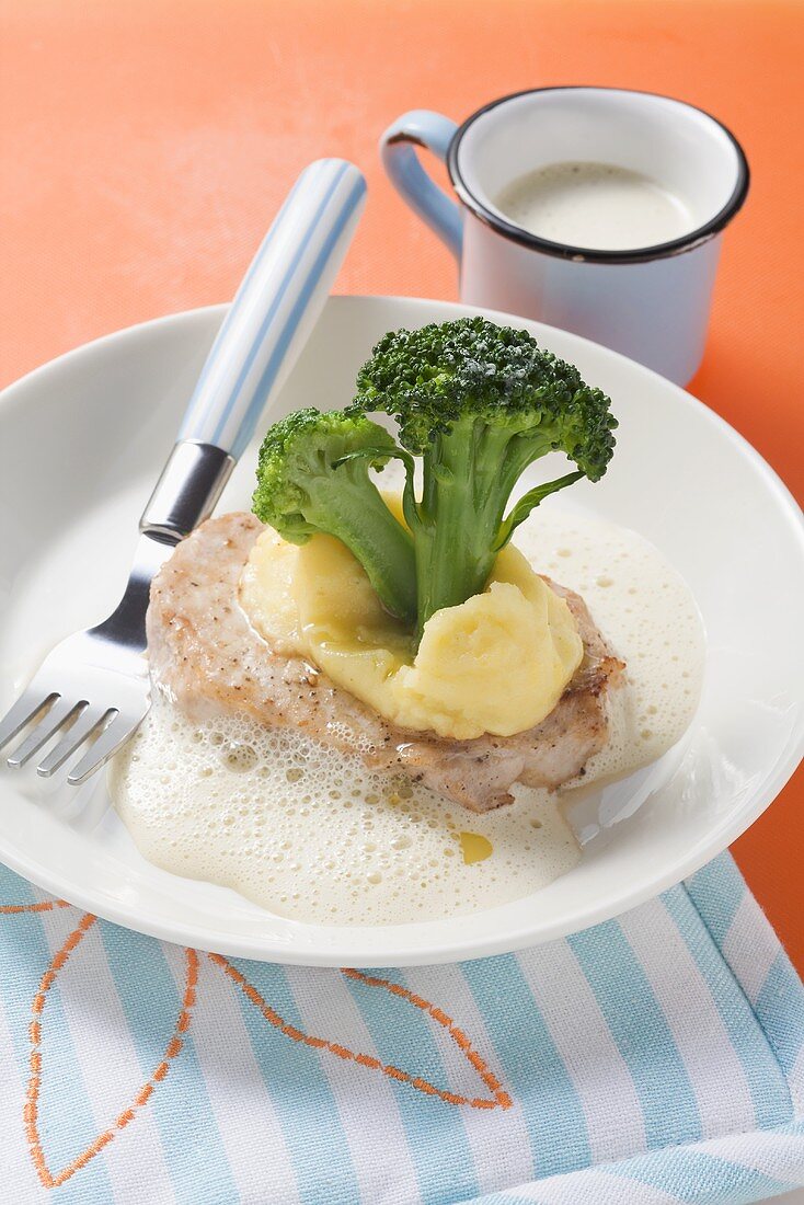 Escalope in cream sauce with broccoli