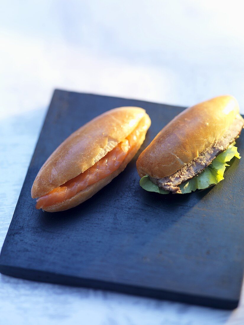 Mini-Brötchen mit Lachs und mit Leberpastete